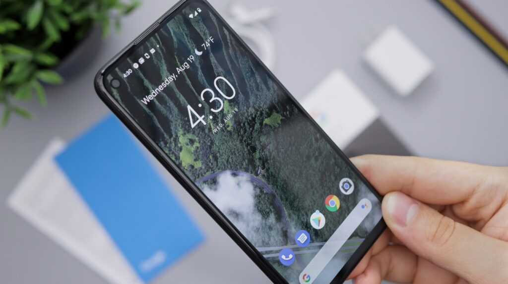 Smartphone affichant l'heure 4:30 avec un fond de paysage naturel