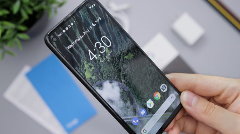 Smartphone affichant l'heure 4:30 avec un fond de paysage naturel